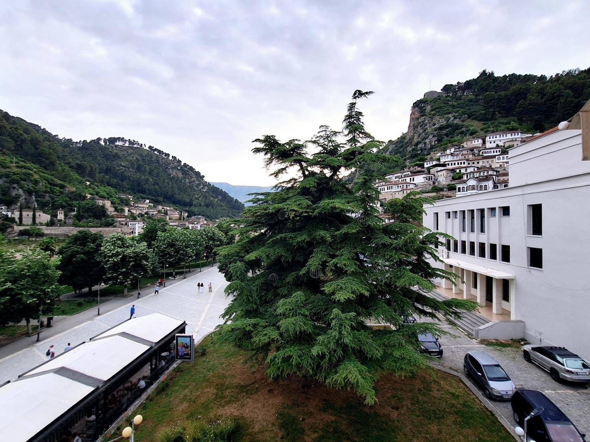 Magda Studio In Berat Center Luaran gambar